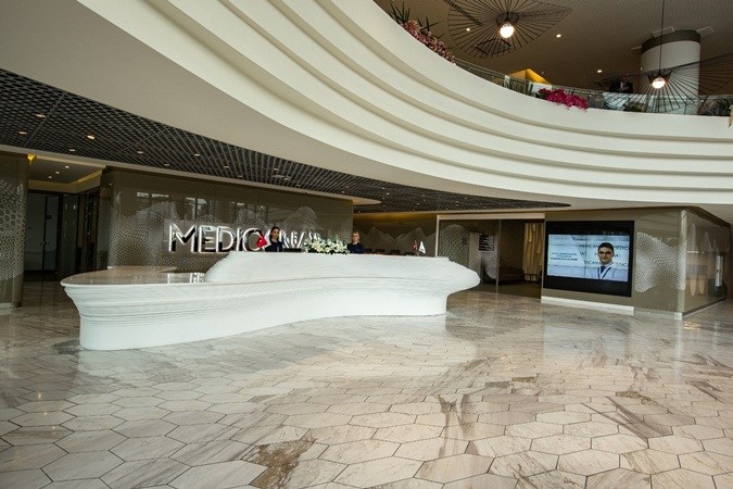 Үлкен сиськи бар жас қызыл шашты әйелдердің стриптизі